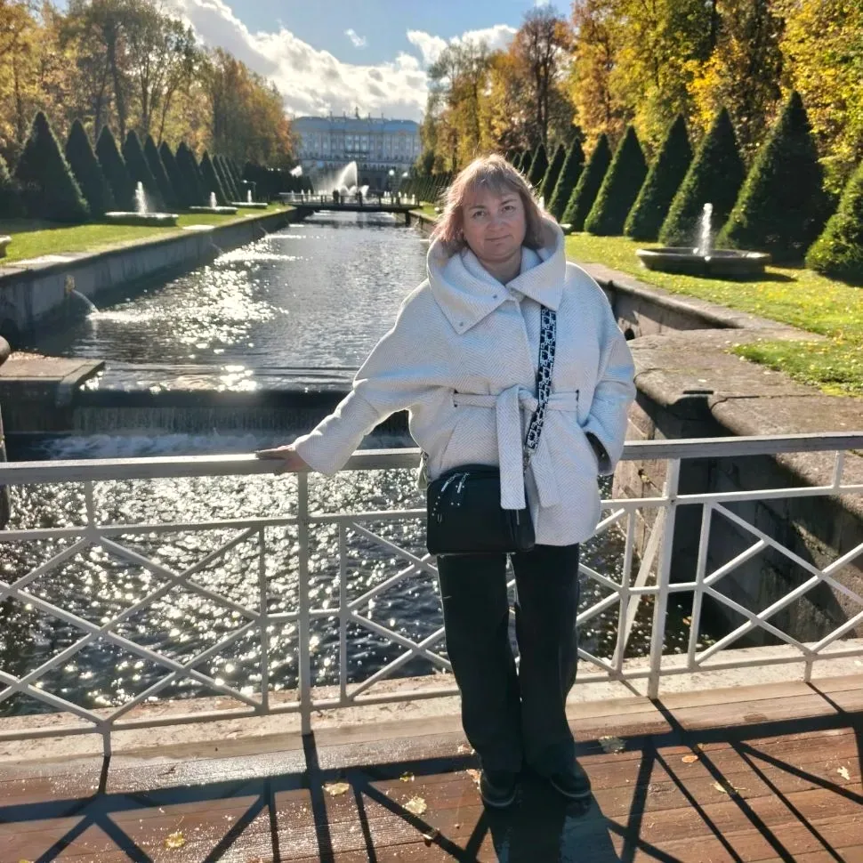 Алла с собакой на траве